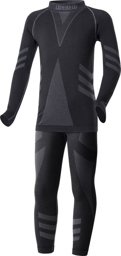 Zwarte thermo pyjama met grafietkleurige strepen op de mouwen en grafietkleurige driehoeken op de borst en broekspijpen.