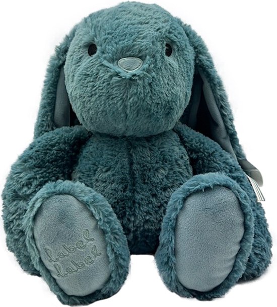 Zeegroen knuffel konijn, zittend, met "label label" op de voetzolen.