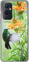 Geschikt voor OnePlus 9 Pro hoesje - Close-up van een kleurrijke vogel naast planten met oranje bloemen - Siliconen Telefoonhoesje