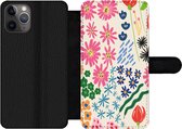 Bookcase Geschikt voor iPhone 11 Pro telefoonhoesje - Bloem - Bladeren - Veldbloemen - Met vakjes - Wallet case met magneetsluiting