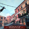 Ezio springt door een stad met roze gebouwen. Tekst: 'Leer hoe het is om assassin te zijn'.