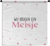 Wandkleed - Wanddoek - Wij krijgen een meisje - Zwangerschap aankondiging - Baby - Babyshower - Gender reveal - Spreuken - 60x60 cm - Wandtapijt