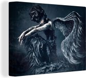 Canvas Schilderij Een duistere engel in een duistere omgeving - 80x60 cm - Wanddecoratie