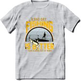 A Bad Day Fishing - Vissen T-Shirt | Geel | Grappig Verjaardag Vis Hobby Cadeau Shirt | Dames - Heren - Unisex | Tshirt Hengelsport Kleding Kado - Licht Grijs - Gemaleerd - 3XL