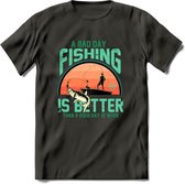 A Bad Day Fishing - Vissen T-Shirt | Aqua | Grappig Verjaardag Vis Hobby Cadeau Shirt | Dames - Heren - Unisex | Tshirt Hengelsport Kleding Kado - Donker Grijs - M