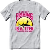 A Bad Day Fishing - Vissen T-Shirt | Roze | Grappig Verjaardag Vis Hobby Cadeau Shirt | Dames - Heren - Unisex | Tshirt Hengelsport Kleding Kado - Licht Grijs - Gemaleerd - S