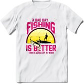 A Bad Day Fishing - Vissen T-Shirt | Roze | Grappig Verjaardag Vis Hobby Cadeau Shirt | Dames - Heren - Unisex | Tshirt Hengelsport Kleding Kado - Wit - L
