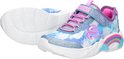 Linker Skechers sneaker met regenboog, wolkenprint en glitterdetails. De schoen is blauw met paarse en roze accenten.