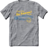 Go Fishing - Vissen T-Shirt | Grappig Verjaardag Vis Hobby Cadeau Shirt | Dames - Heren - Unisex | Tshirt Hengelsport Kleding Kado - Donker Grijs - Gemaleerd - XXL