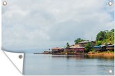Tuindecoratie Huizen aan het meer van Brokopondo, Suriname - 60x40 cm - Tuinposter - Tuindoek - Buitenposter