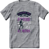 A bad Day Fishing - Vissen T-Shirt | Paars | Grappig Verjaardag Vis Hobby Cadeau Shirt | Dames - Heren - Unisex | Tshirt Hengelsport Kleding Kado - Donker Grijs - Gemaleerd - XL