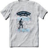 A bad Day Fishing - Vissen T-Shirt | Blauw | Grappig Verjaardag Vis Hobby Cadeau Shirt | Dames - Heren - Unisex | Tshirt Hengelsport Kleding Kado - Licht Grijs - Gemaleerd - XL