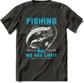 Fishing Has No Age Limit - Vissen T-Shirt | Blauw | Grappig Verjaardag Vis Hobby Cadeau Shirt | Dames - Heren - Unisex | Tshirt Hengelsport Kleding Kado - Donker Grijs - XL