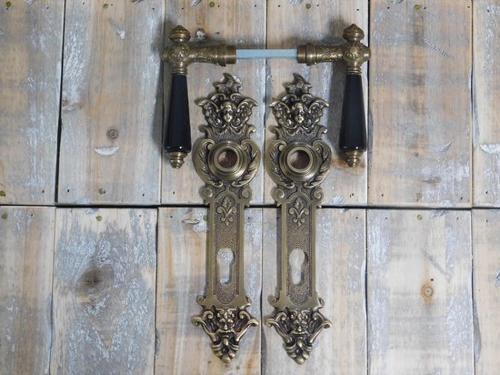 Foto: Hang en sluitwerk messing antiek deurplaten zeer decoratief met engelen klinken met zwarte porseleinen grepen 