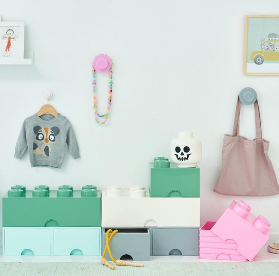 Gele, groene en roze Lego-opberglades en -dozen.