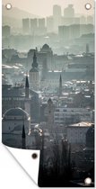 Wanddecoratie buiten Mist boven Sarajevo hoofdstad van Bosnië en Herzegovina - 80x160 cm - Tuindoek - Buitenposter