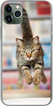 Geschikt voor iPhone 11 Pro Max hoesje - Kat - Spring - Stoel - Siliconen Telefoonhoesje