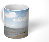 Mok - Mensen die aan het kitesurfen zijn op Terschelling - 350 ML - Beker