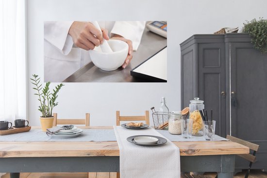 Affiche Le pharmacien mélangeant des médicaments dans un mortier - 150x75 cm