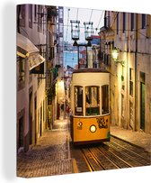 Canvas Schilderij Een kabelbaan van een tram in Lissabon tijdens de avond - 50x50 cm - Wanddecoratie