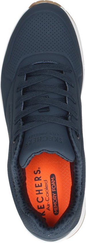Bovenkant blauwe Skechers sneaker met "Skechers Air-Cooled Memory Foam" tekst op de binnenzool.