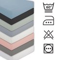 Stapel van hoeslakens in verschillende kleuren: lichtblauw, zwart, grijs, wit, roze.
