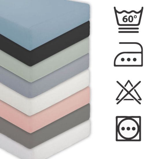 Stapel van hoeslakens in verschillende kleuren: lichtblauw, zwart, grijs, wit, roze.