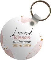 Sleutelhanger - 'Love and kisses to the new Mr & Mrs' - Bruiloft - Spreuken - Quotes - Plastic - Rond - Uitdeelcadeautjes
