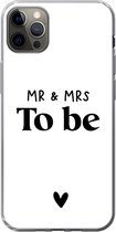 Geschikt voor iPhone 13 Pro Max hoesje - Quotes - 'Mr & Mrs to be' - Spreuken - Trouwen - Siliconen Telefoonhoesje