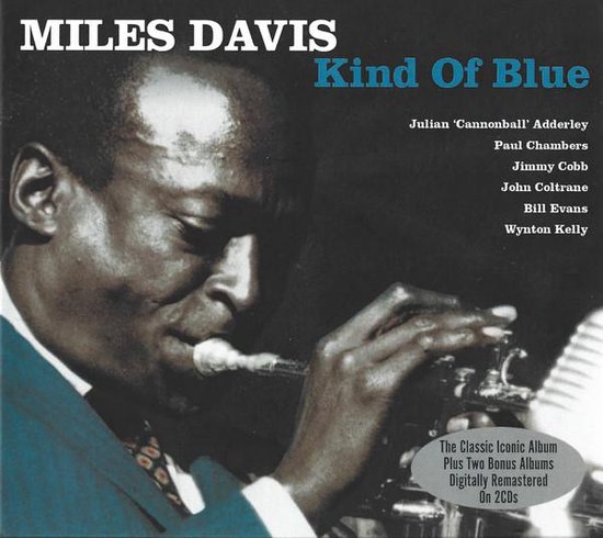 Miles Davis - Kind Of Blue albumhoes met Miles Davis die trompet speelt. De hoes toont de titel "Kind Of Blue" en de namen van de muzikanten.