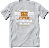 92 Jaar Legend T-Shirt | Goud - Wit | Grappig Verjaardag en Feest Cadeau Shirt | Dames - Heren - Unisex | Tshirt Kleding Kado | - Licht Grijs - Gemaleerd - XL