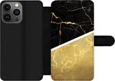 Bookcase Geschikt voor iPhone 13 Pro Max telefoonhoesje - Marmer print - Zwart - Goud - Met vakjes - Wallet case met magneetsluiting