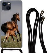 Hoesje met koord Geschikt voor iPhone 13 Mini - Dieren - Paarden - Veulen - Siliconen - Crossbody - Backcover met Koord - Telefoonhoesje met koord - Hoesje met touw