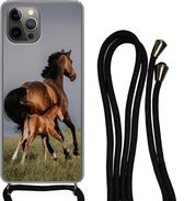 Hoesje met koord Geschikt voor iPhone 13 Pro Max - Dieren - Paarden - Veulen - Siliconen - Crossbody - Backcover met Koord - Telefoonhoesje met koord - Hoesje met touw