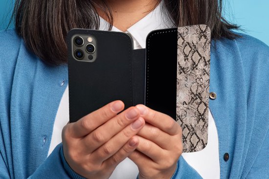 Telefoonhoesje Geschikt voor iPhone 12 Pro Max telefoonhoesje - Slangen - Design - Reptielen - Met vakjes - Wallet case met magneetsluiting