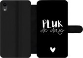 Bookcase Geschikt voor iPhone XR telefoonhoesje - Pluk de dag - Quotes - Spreuken - Carpe diem - Met vakjes - Wallet case met magneetsluiting