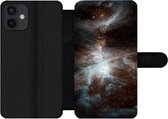 Bookcase Geschikt voor iPhone 12 Mini telefoonhoesje - Galaxy - Planeet - Sterren - Met vakjes - Wallet case met magneetsluiting