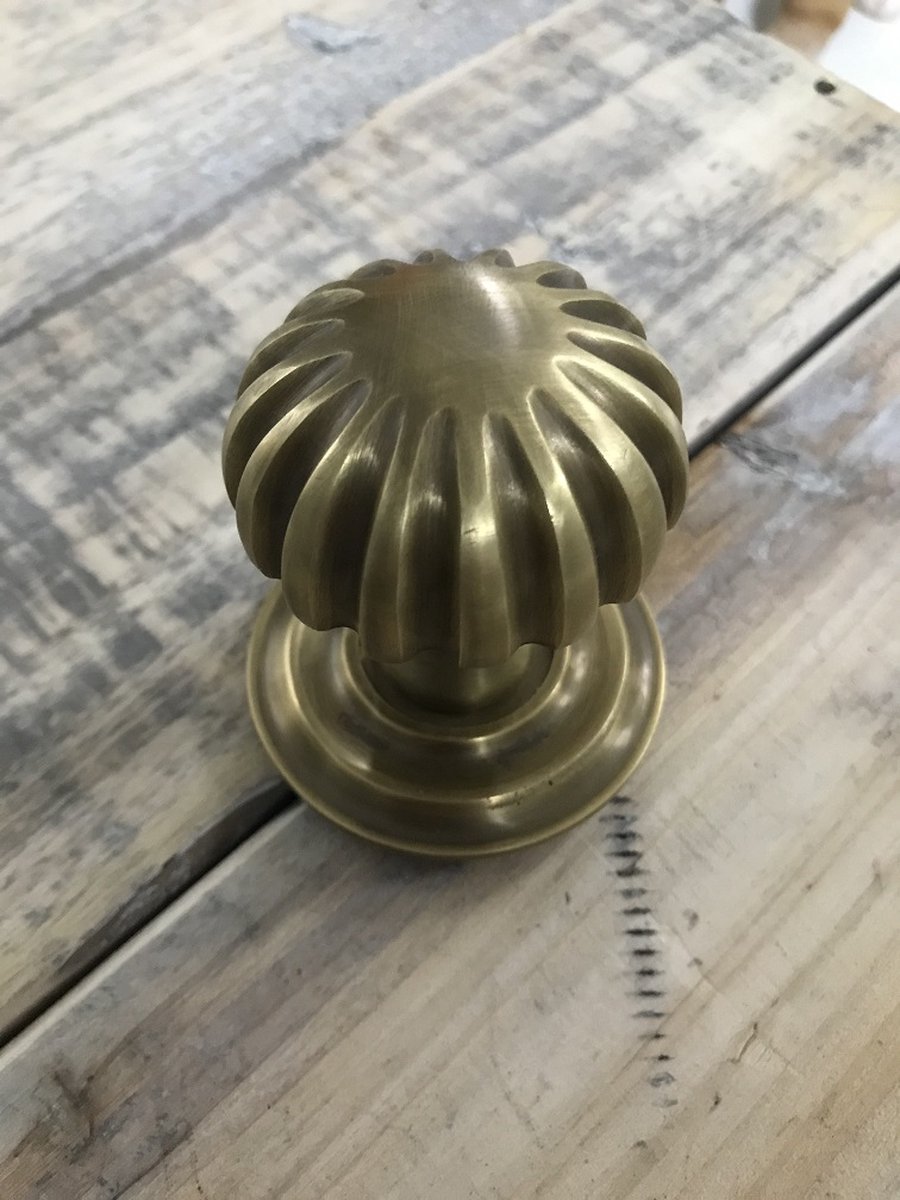 1 deurknop glad met rozet, messing gepatineerd knop draait niet