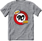 90 Jaar Hoera Verkeersbord T-Shirt | Grappig Verjaardag Cadeau | Dames - Heren | - Donker Grijs - Gemaleerd - L