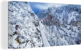 Canvas Schilderij Trein door het winterlandschap van Zwitserland - 80x40 cm - Wanddecoratie