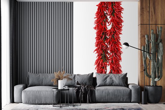 Behang - Fotobehang Een slinger van cayennepepers of Capsicum frutescens - Breedte 200 cm x hoogte 300 cm