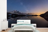 Behang - Fotobehang sterrenhemel boven de Mont Blanc - Breedte 450 cm x hoogte 300 cm