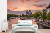 Behang - Fotobehang Zonsondergang achter de Notre Dame in Parijs - Breedte 390 cm x hoogte 260 cm