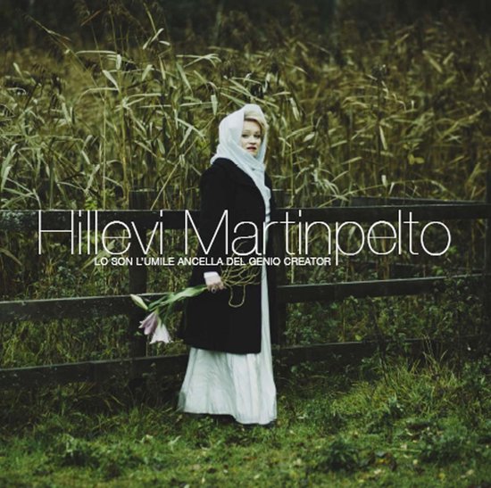 Vrouw in witte jurk, zwarte jas, hoofddoek en met bloemen, met tekst 'Hillevi Martinpelto'.