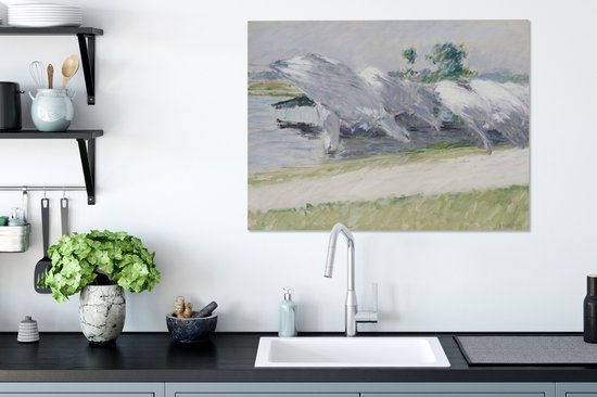 Peinture de linge séchant dans des couleurs claires et douces près de l'eau. L'œuvre est accrochée au-dessus d'un plan de travail de cuisine avec un évier.