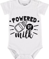 Baby Rompertje met tekst 'Powered by milk' |Korte mouw l | wit zwart | maat 50/56 | cadeau | Kraamcadeau | Kraamkado