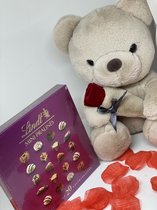 Valentijn cadeau - Lindt Chocolade - Teddybeer - Rozenblaadjes - Cadeau voor haar -  Valentijnsdag - Liefde - Bonbons