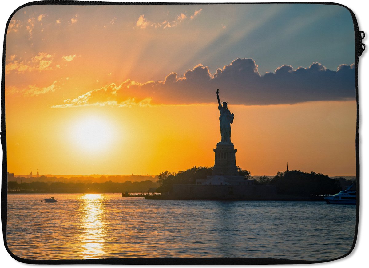Laptophoes 14 inch - Vrijheidsbeeld en Hudson rivier in New York tijdens zonsondergang - Laptop sleeve - Binnenmaat 33x23 cm - Zwarte achterkant