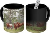 Magische Mok - Foto op Warmte Mok - Verzameling Quarter horses in het bos - 350 ML - Uitdeelcadeautjes