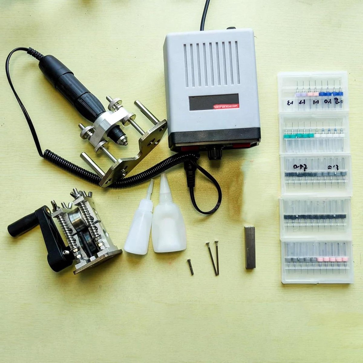 Elektrische graveerpen - Inleggereedschap - Metaal bewerken - Complete set - 50+ bits - Grijs